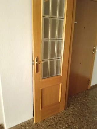 Puerta de madera con cristal