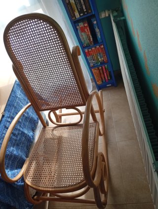 Dolce culla vintage in legno e vimini