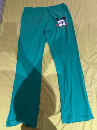 Pantalón largo pijama color verde.