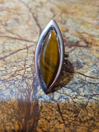 Anillo dorado con piedra ojo de tigre