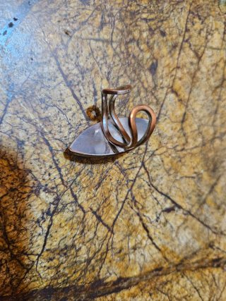 Anillo dorado con piedra ojo de tigre