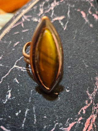 Anillo dorado con piedra ojo de tigre
