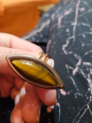Anillo dorado con piedra ojo de tigre