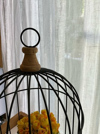 Jaula decorativa vintage con flores y base madera