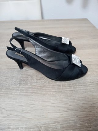 Zapatos de tacón negros con pedrería