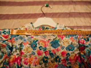 Vestido floral niña con fajín rosa