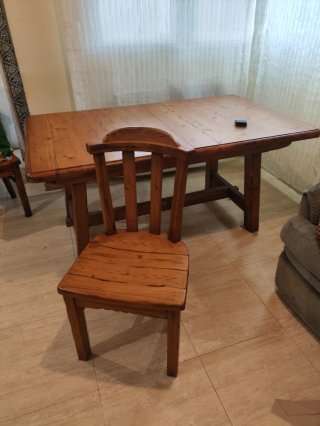 Mesa y sillas de madera de pino