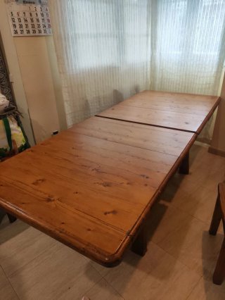 Mesa y sillas de madera de pino