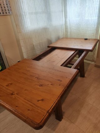 Mesa y sillas de madera de pino