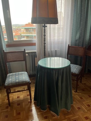 Mesa redonda con lámpara y 2 sillas