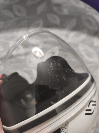 Casco de moto blanco con visera. Tamaño S/M