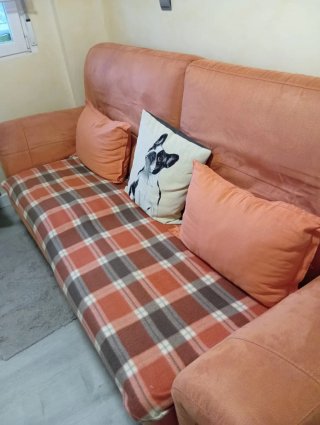 Sofá de tela naranja y multicolor