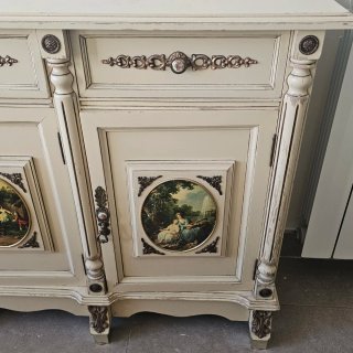 Mueble buffet antiguo beige y dorado