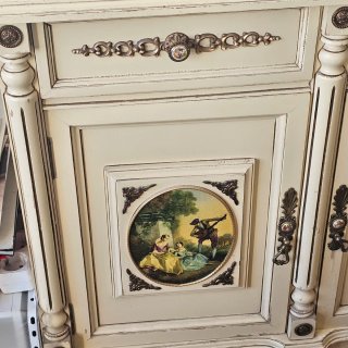 Mueble buffet antiguo beige y dorado