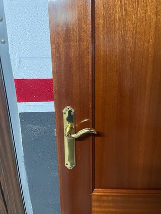 Puerta de madera con manilla dorada
