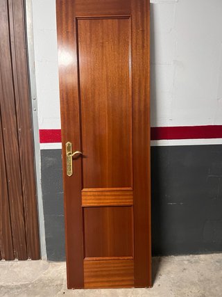 Puerta de madera con manilla dorada
