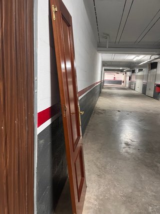 Puerta de madera con manilla dorada