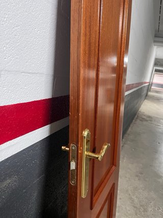 Puerta de madera con manilla dorada