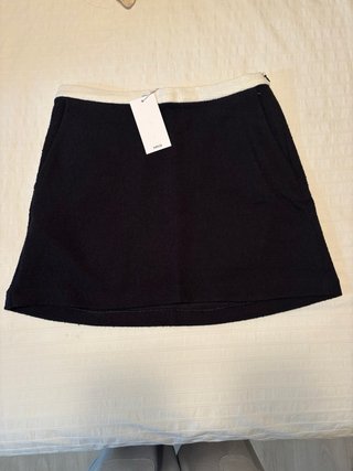 Falda mini negra con detalle blanco