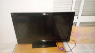 Televisión plana negra
