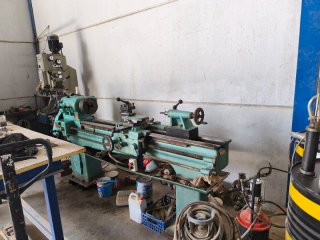 Torno antiguo de metal