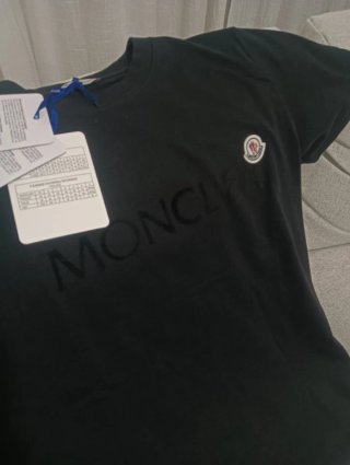 T-shirt Moncler nera con logo floccato