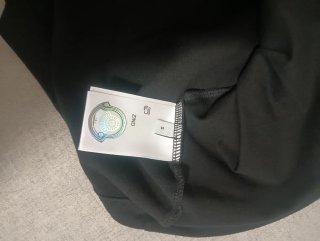T-shirt Moncler nera con logo floccato