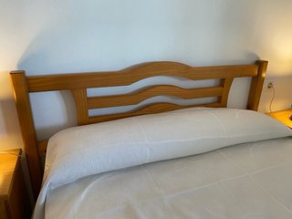 Cabecero y mesitas de noche de madera