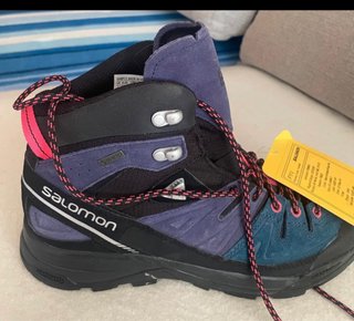 Botas de montaña Salomon azules y rosas