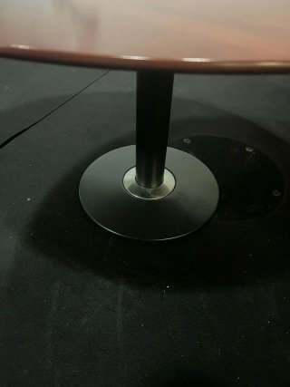 Mesa redonda de madera con base de acero.