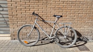 Bicicleta MTB / BTT Decathlon gris talla M