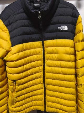 Chaqueta The North Face Negra y Amarilla
