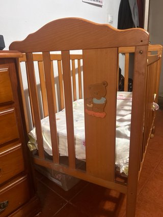 Cuna de madera con colchón, sábanas y mantas