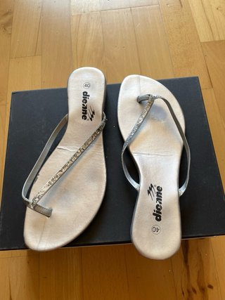 Sandalias de dedo plateadas talla 40