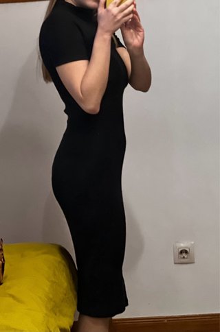 Vestido negro ajustado cuello alto