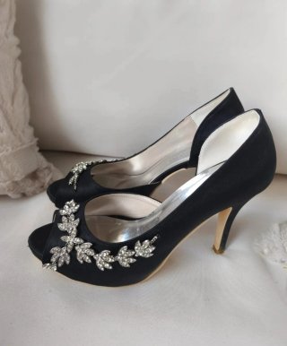 Zapatos de tacón negros con pedrería