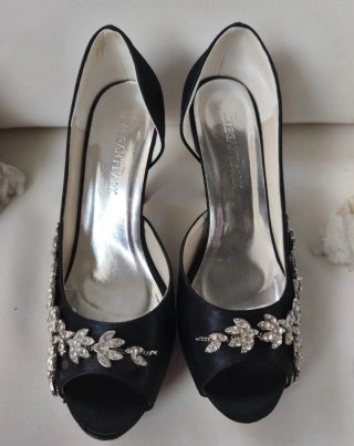 Zapatos de tacón negros con pedrería