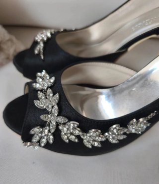 Zapatos de tacón negros con pedrería