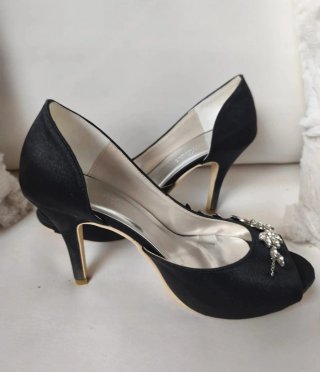 Zapatos de tacón negros con pedrería