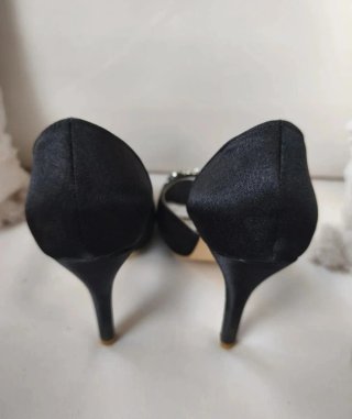 Zapatos de tacón negros con pedrería