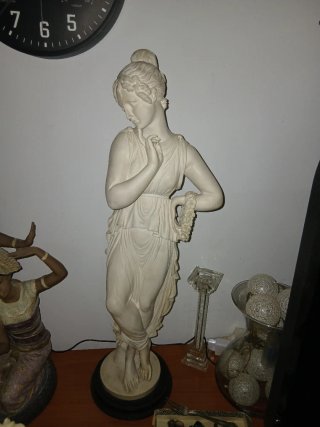 Escultura de bailarina clásica