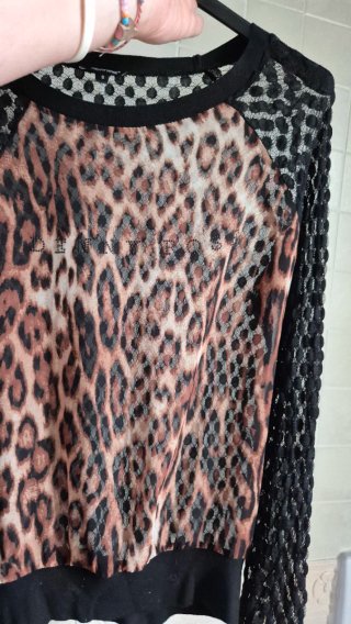 Top stampa leopardata con maniche in pizzo