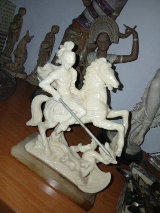 Figura caballero mata dragón resina