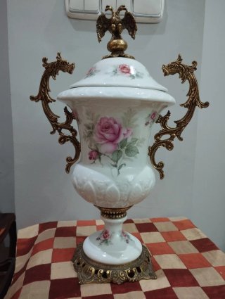 Jarrón de porcelana con águila y dragones