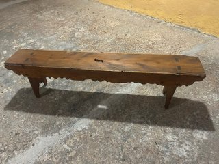 Banco de madera antiguo procede de un convento