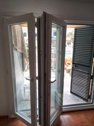 Puerta corredera terraza blanca