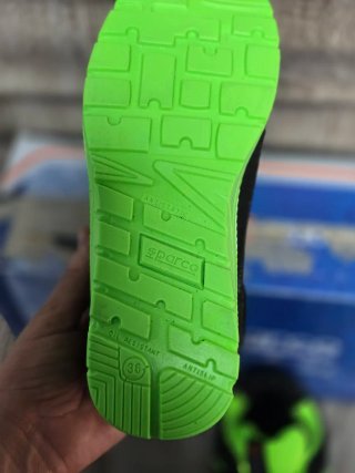 Zapatillas de seguridad Sparco negras y verdes