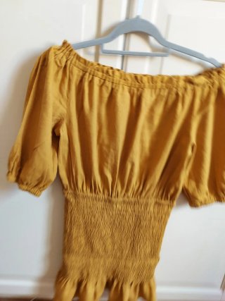 Vestido Zara Mostaza Corto rústico.