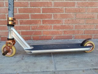 Patinete infantil plateado y cobre