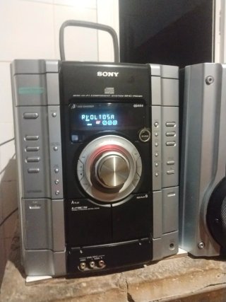 Equipo de música Sony negro y plata